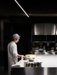 Chef making carbon in the kitchen